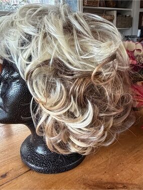 Wig platinum blonde front to light chestnut back. Average size .